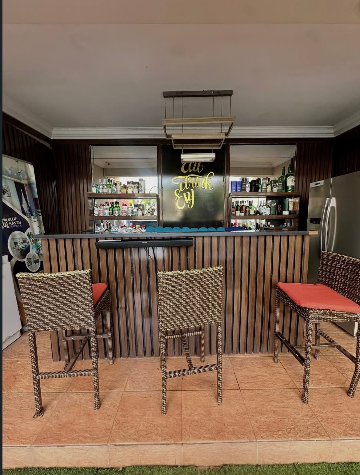 Bar & Lounge — 1